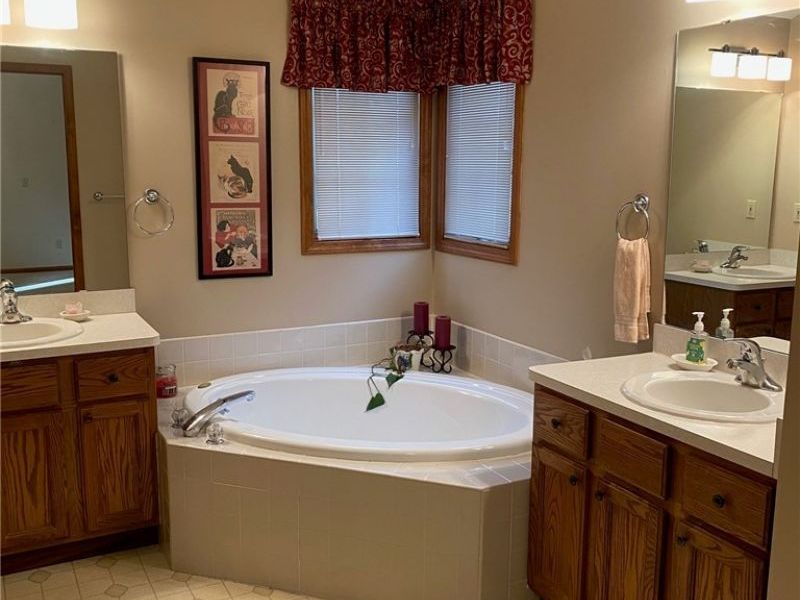 7263 Baldwin Reserve Drive, Middleburg Heights, OH 44130 Photo 18