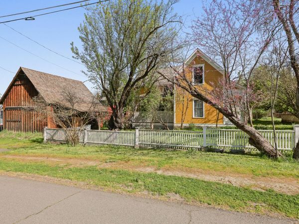 220 8th Street, Jacksonville, OR 97530