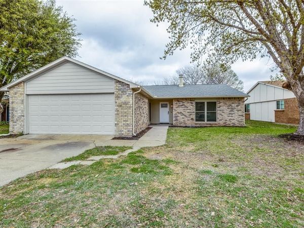 2105 Newbury Drive, Arlington, TX 76014