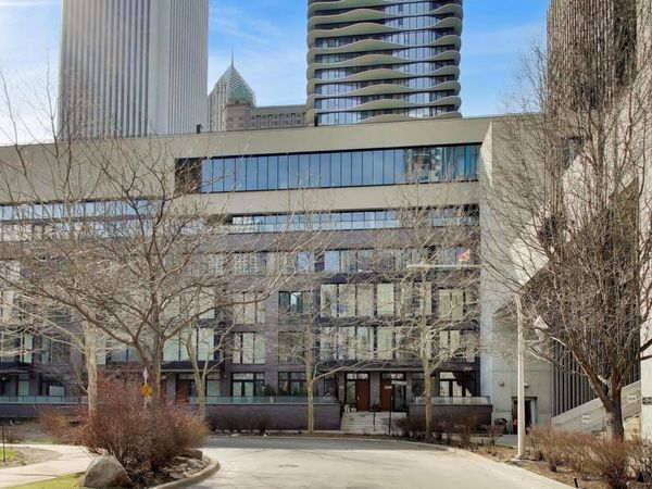 208 N Park Drive , Chicago, IL 60601