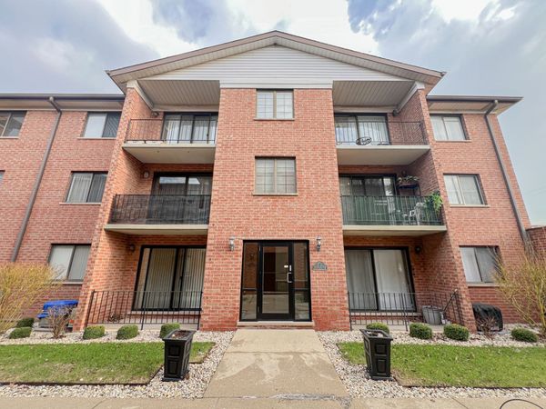 8422 W CATALPA Avenue, Unit 202, Chicago, IL 60656