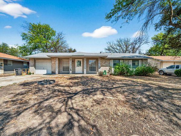 5827 Castle Brook Dr, San Antonio, TX 78218