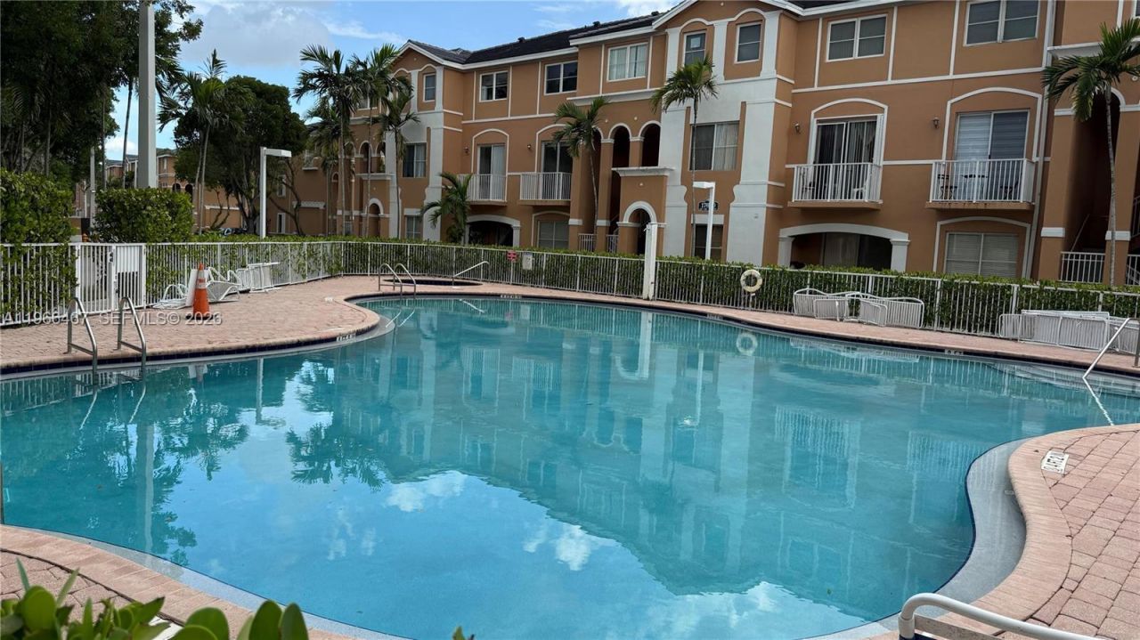 17720 NW 73rd Ave, Unit 105, Hialeah, FL 33015 Photo