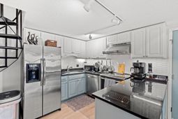 1205 Erin Way photo 4