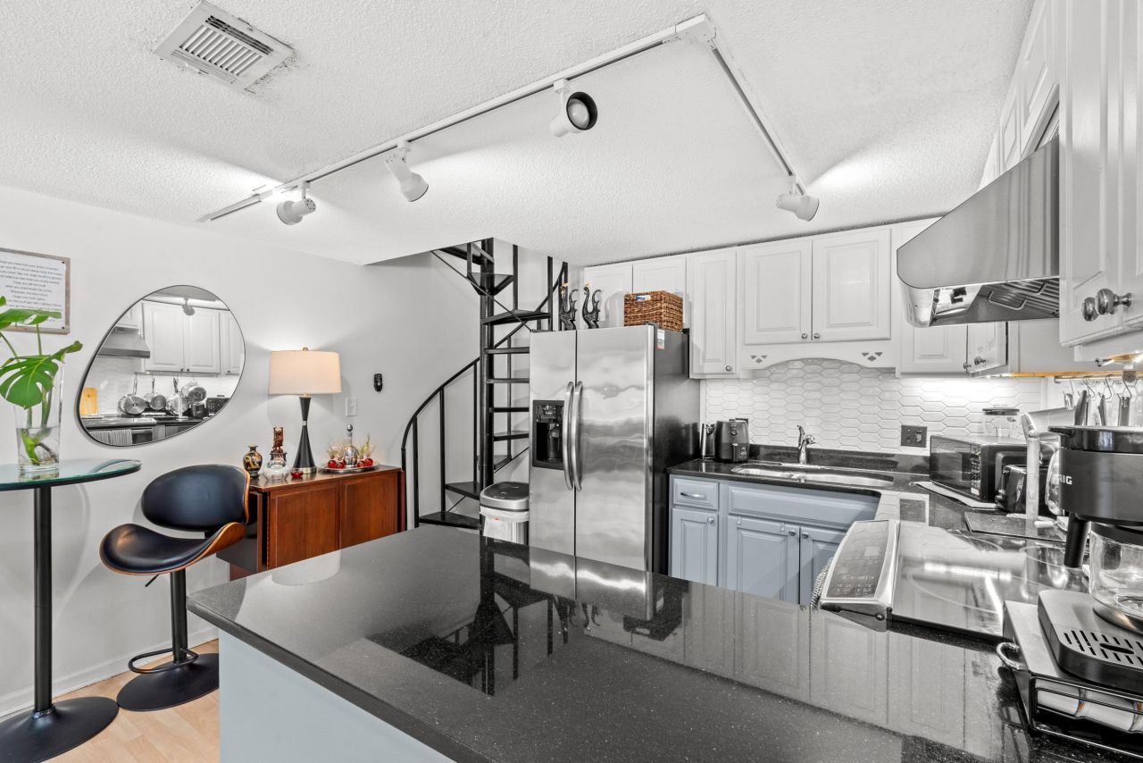 1205 Erin Way Photo 4