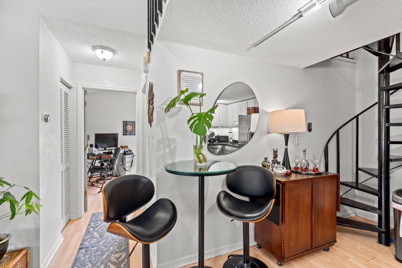 1205 Erin Way Photo 5