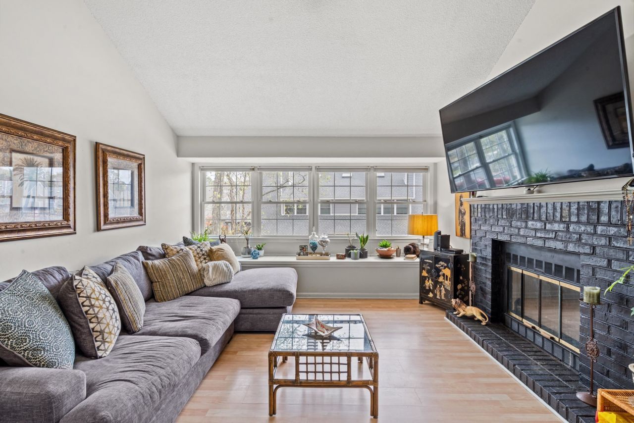 1205 Erin Way Photo 6