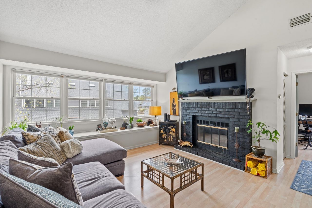 1205 Erin Way Photo 7