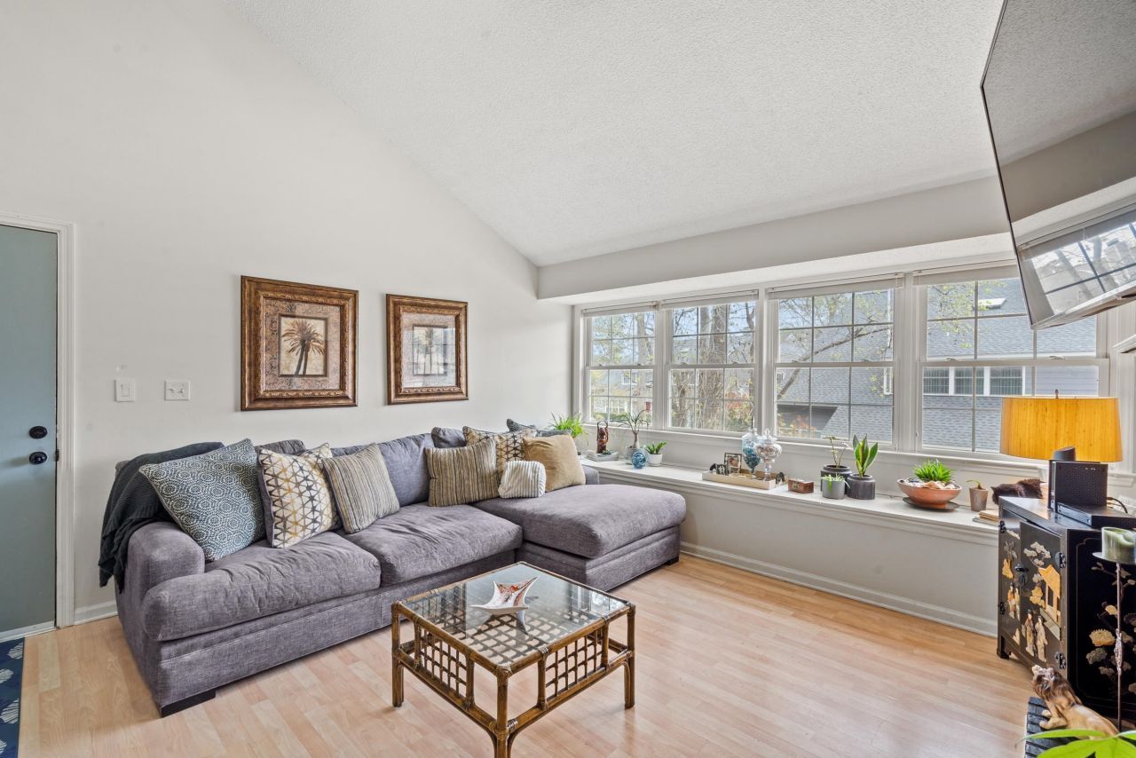 1205 Erin Way Photo 8