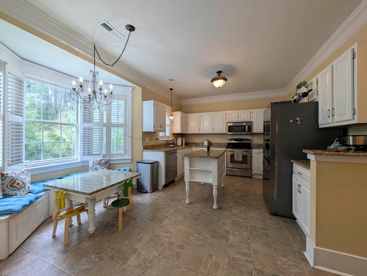 1920 Oak Tree Lane Photo 10