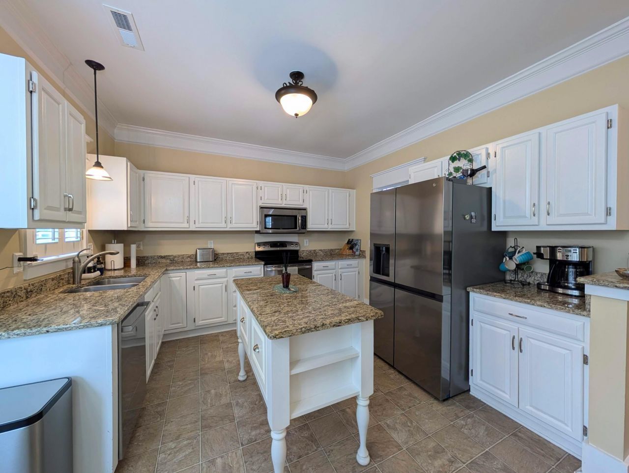 1920 Oak Tree Lane Photo 11