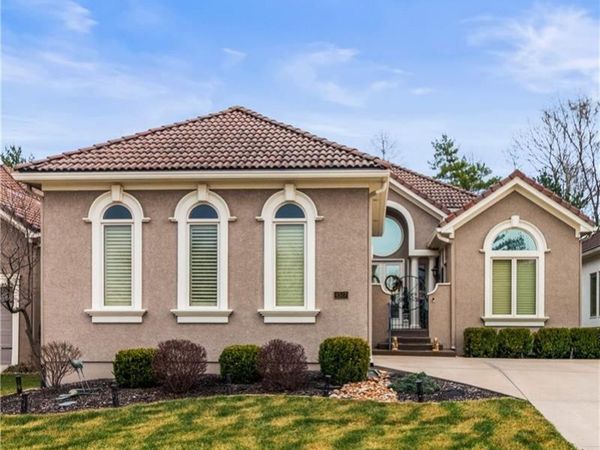 4517 NE Fairway Homes Drive, Lee's Summit, MO 64064