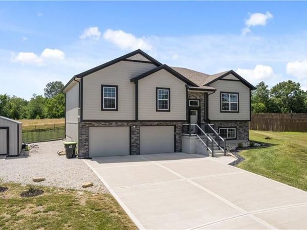 3102 Katy Trail Drive, Harrisonville, MO 64701