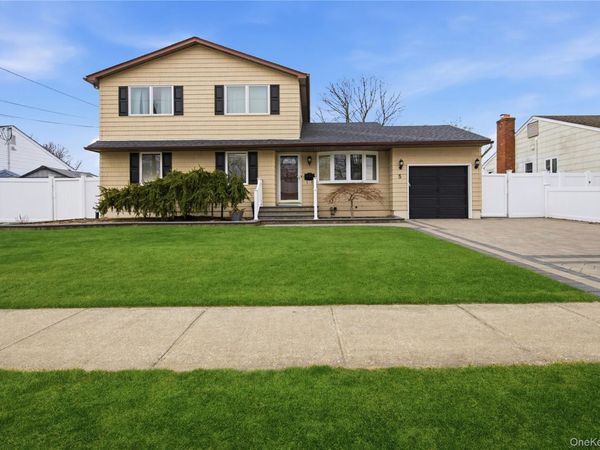 5 Wheeler Court , Deer Park, NY 11729