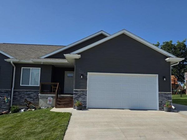 425 Galileo Dr, Riverside, IA 52327