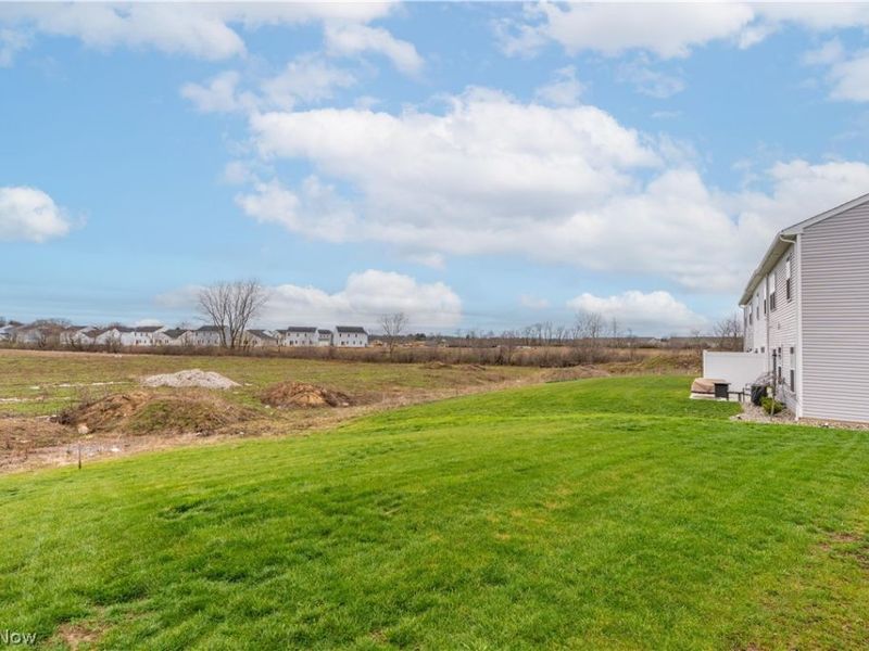 435 Honeycrisp Drive NE, Louisville, OH 44641 Photo 2