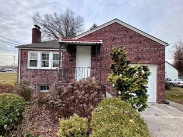 8 Plymouth St, Fairfield, NJ 07004