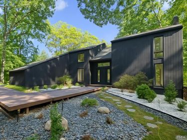 7371 Lindenmere Drive, Bloomfield Hills, MI 48301