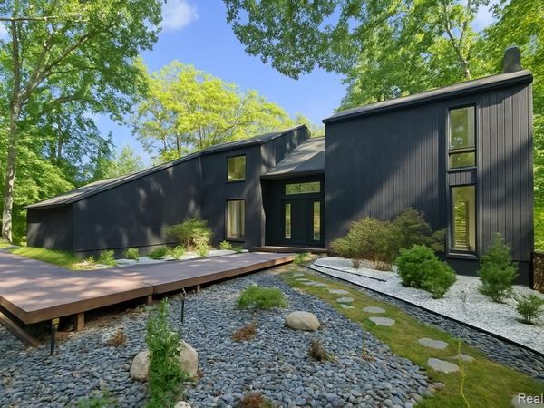 7371 Lindenmere Drive, Bloomfield Hills, MI 48301