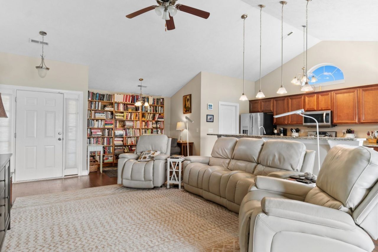 190 Camrose Way  Photo 11