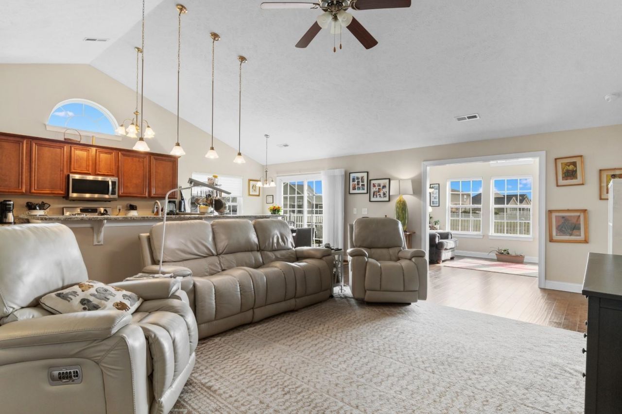 190 Camrose Way  Photo 12