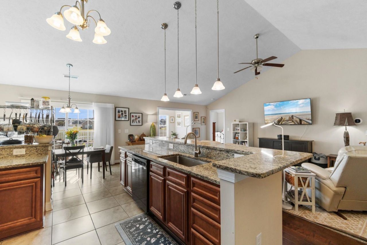 190 Camrose Way  Photo 4