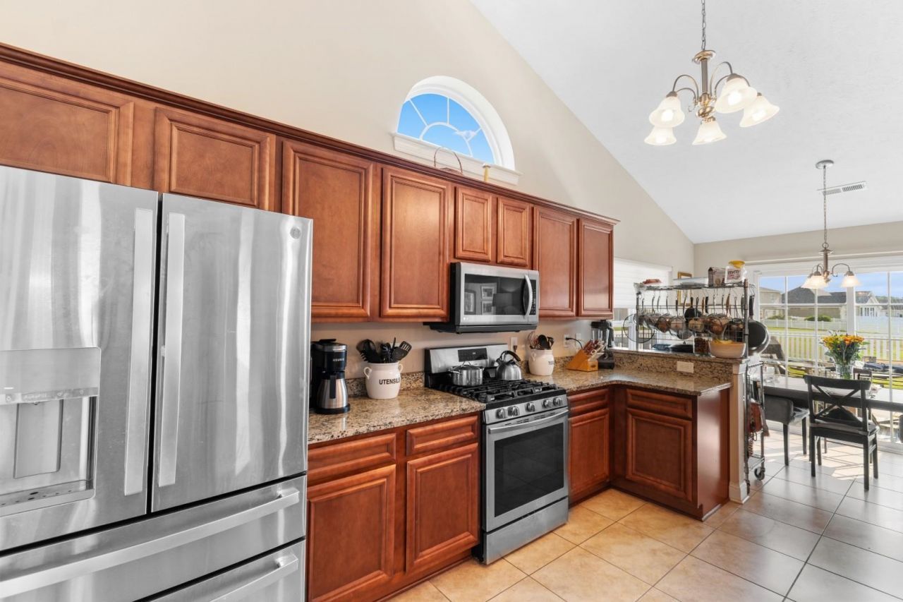 190 Camrose Way  Photo 6