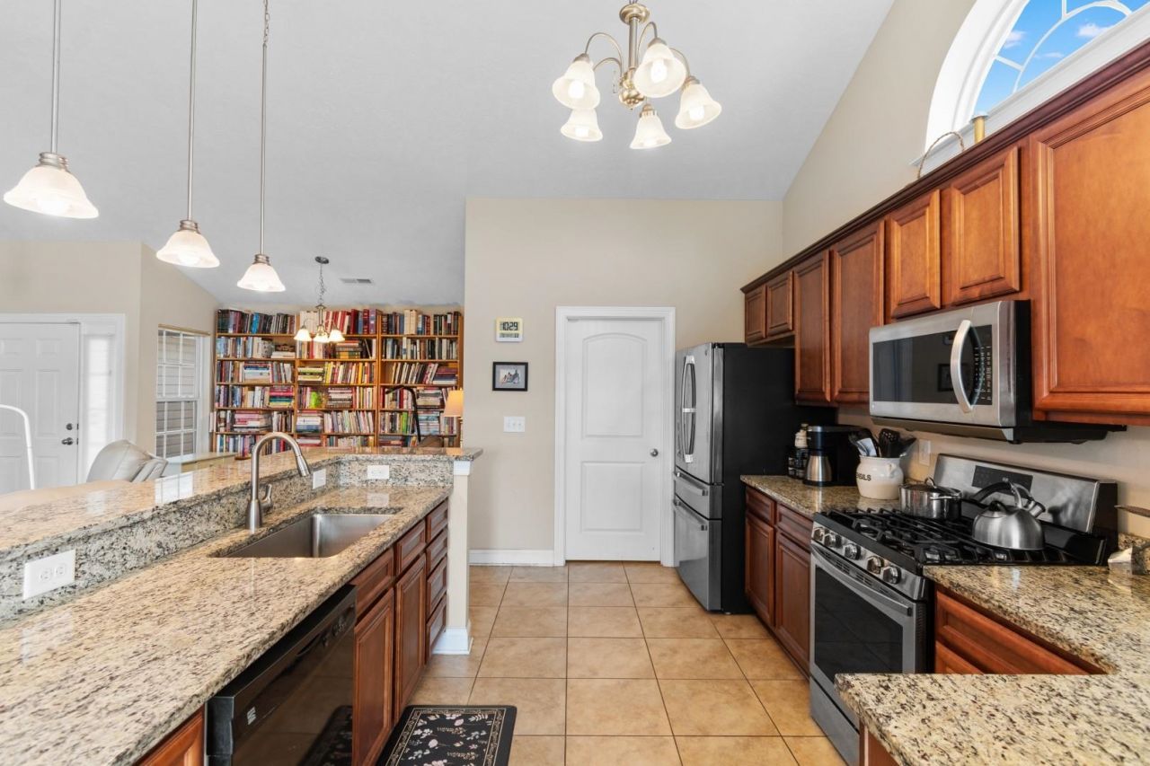 190 Camrose Way  Photo 7