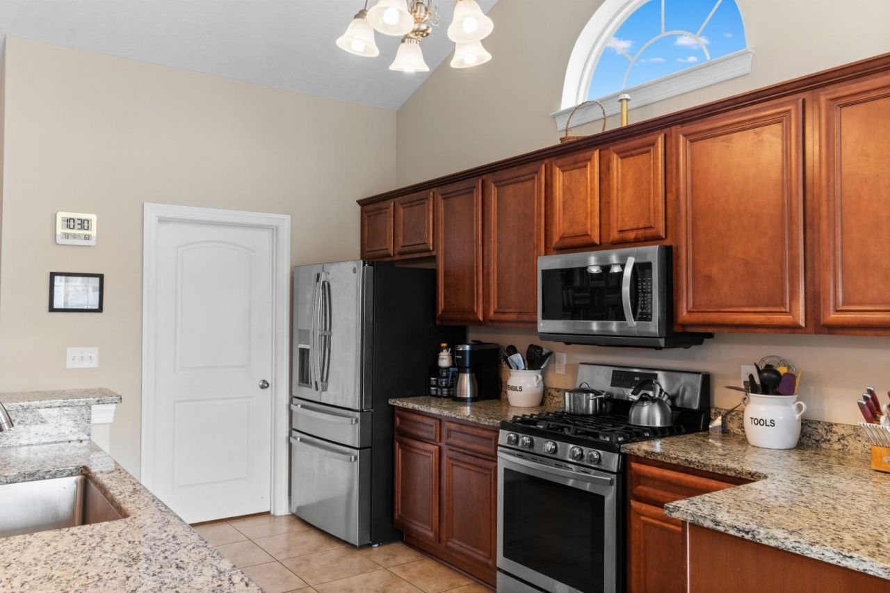 190 Camrose Way  Photo 8