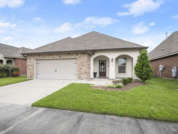 946 Deer Pass Dr, Baton Rouge, LA 70820