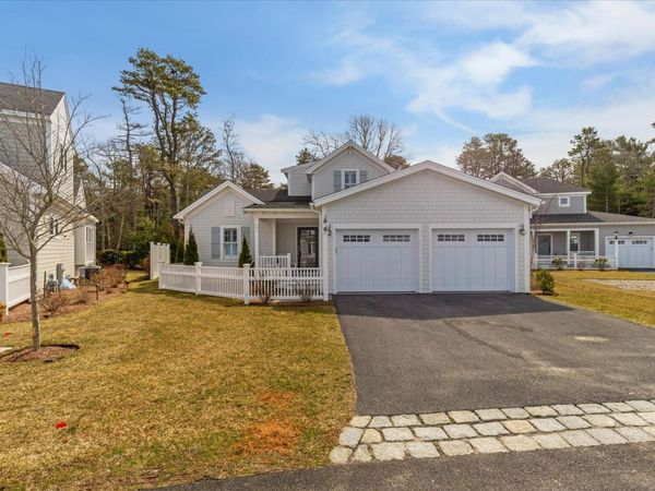 4 Cobblestone Circle, Mashpee, MA 02649