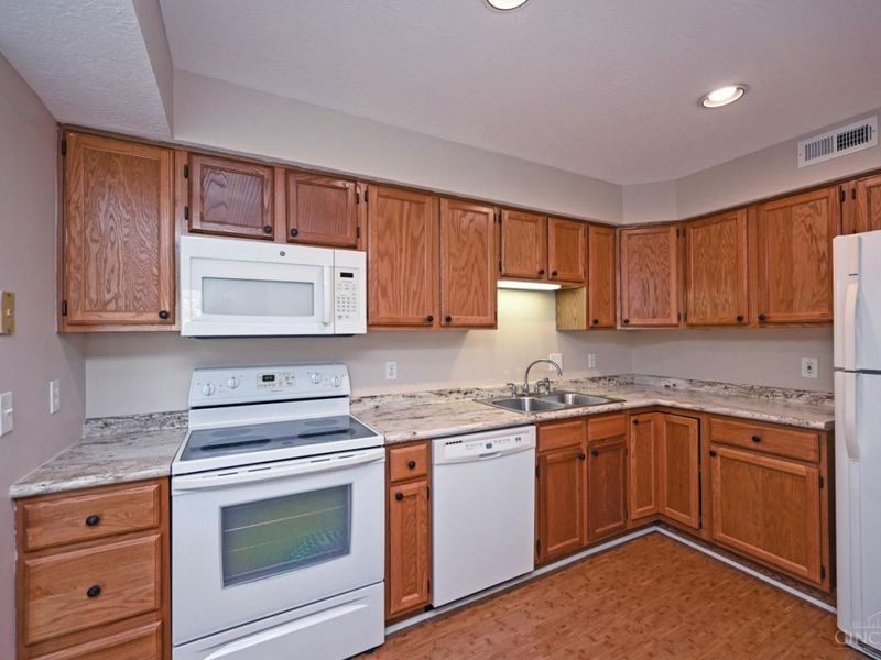 1080 Wittshire Lane, Unit E, Cincinnati, OH 45255 Photo 11