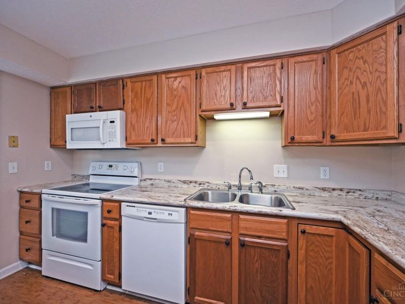 1080 Wittshire Lane, Unit E, Cincinnati, OH 45255 Photo 12