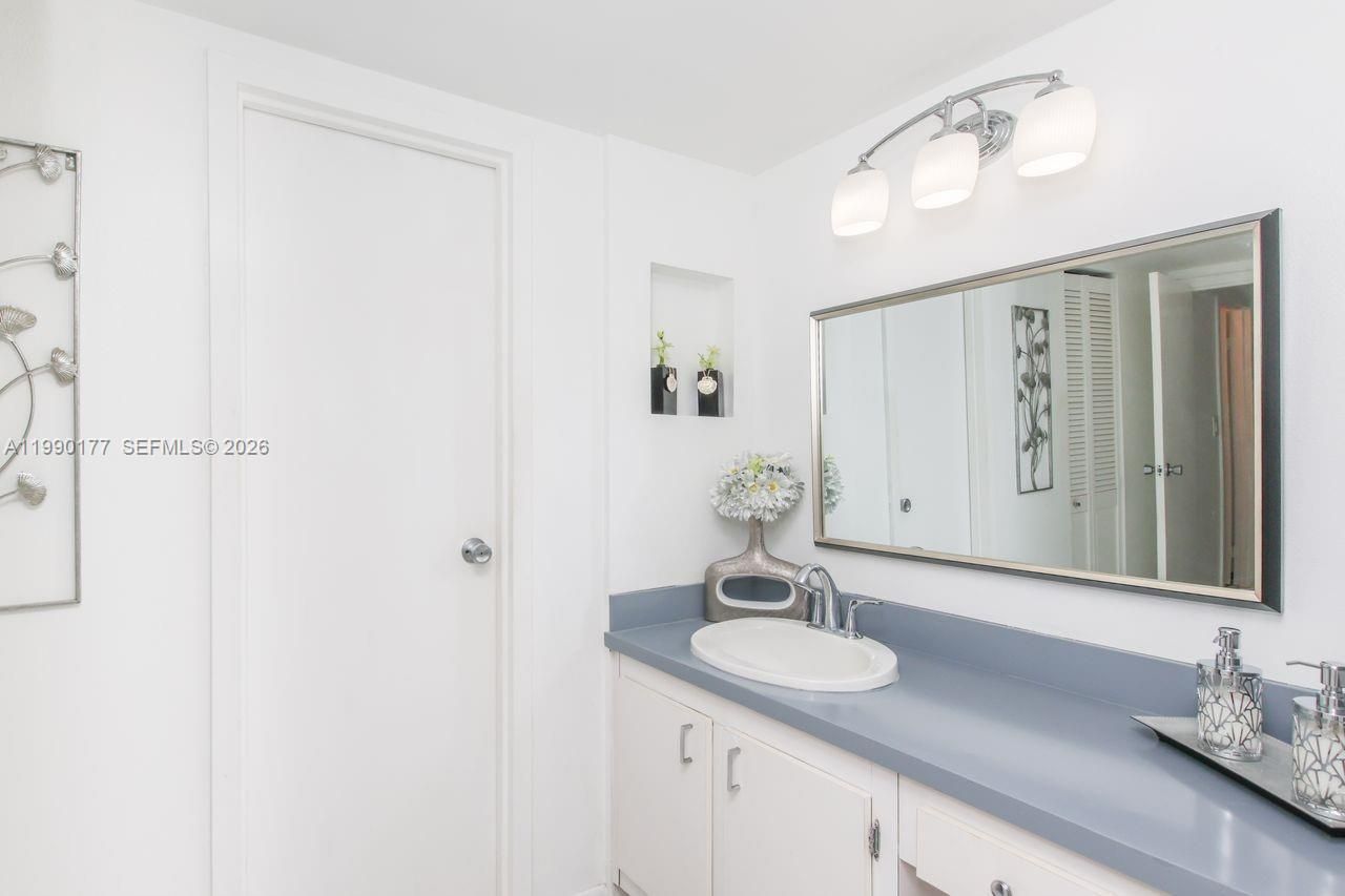 3675 N Country Club Dr , Unit 401, Aventura, FL 33180 Photo