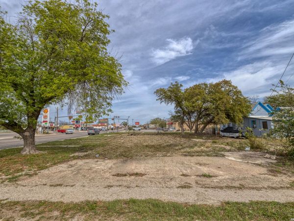 101 S Center St, Sabinal, TX 78881