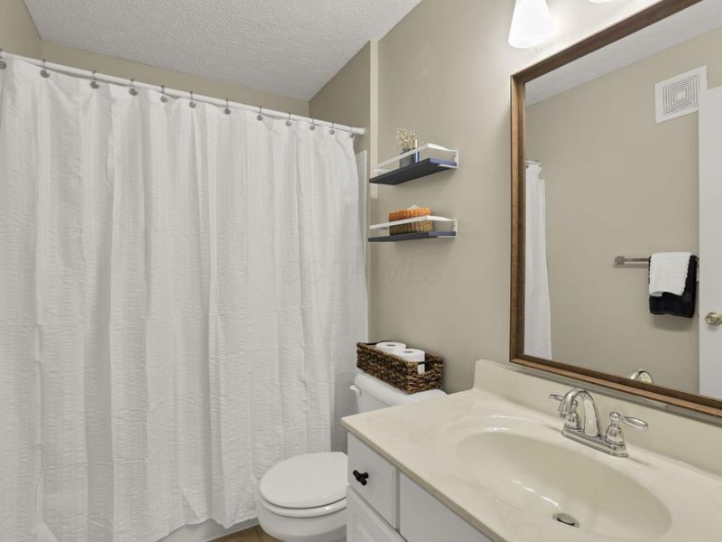 6705 Meadow Creek Drive, Unit 206, Columbus, OH 43235 Photo 12