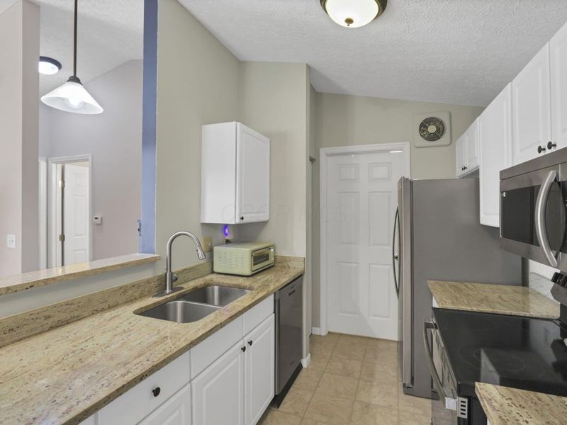 6705 Meadow Creek Drive, Unit 206, Columbus, OH 43235 Photo 8