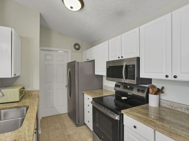 6705 Meadow Creek Drive, Unit 206, Columbus, OH 43235 Photo 9