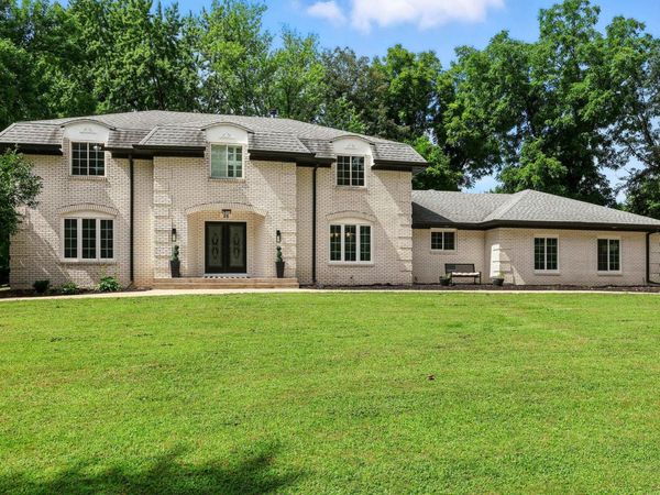 26 Briarwood Lane , Bettendorf, IA 52722