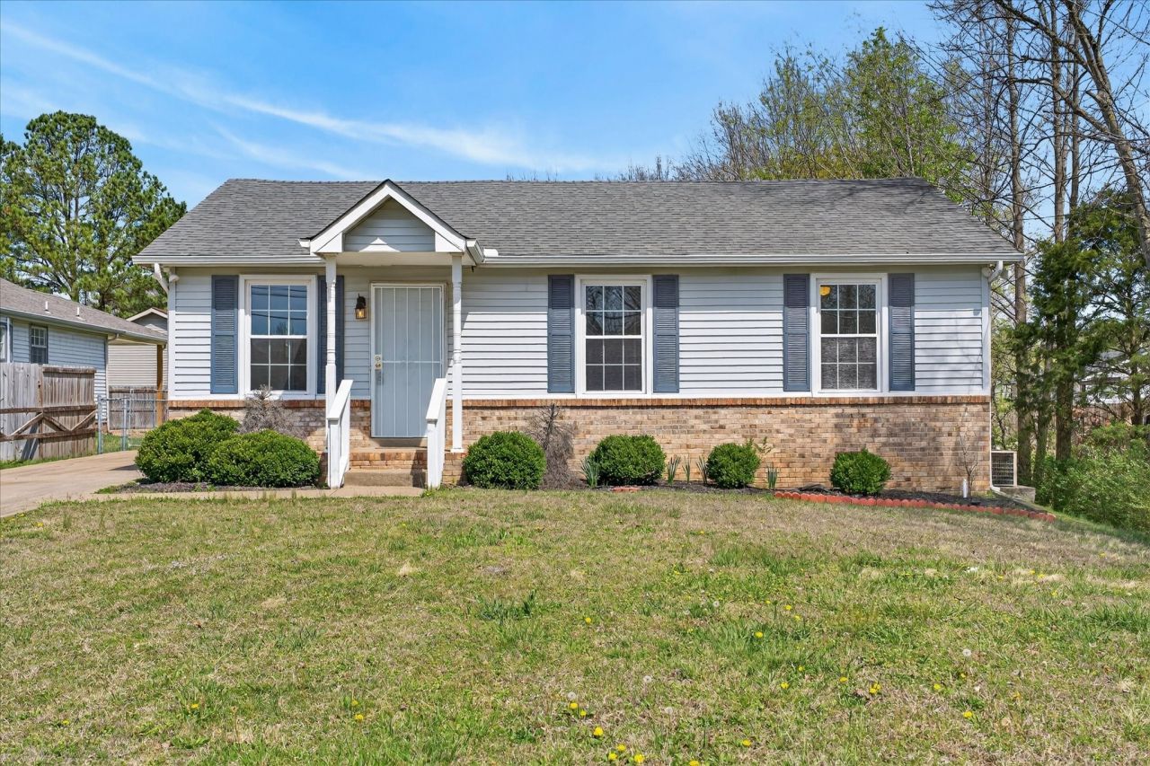 402 Woodale Dr, Clarksville, TN 37042 Main Photo