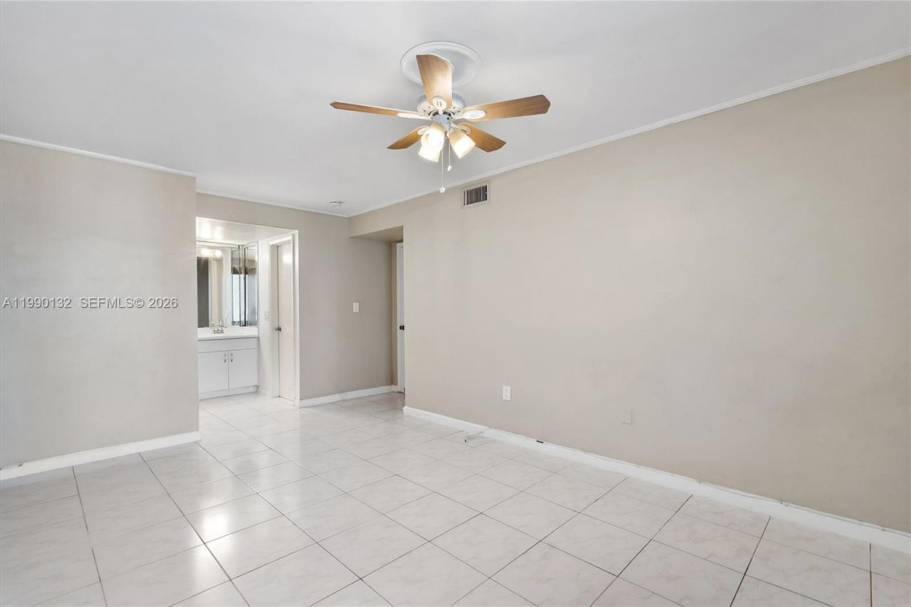 250 180th Dr, Unit 456, Sunny Isles Beach, FL 33160 Photo