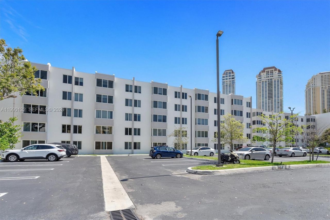 250 180th Dr, Unit 456, Sunny Isles Beach, FL 33160 Photo