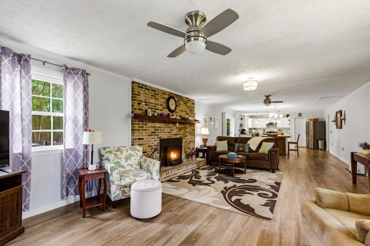 1215 Park Hill Dr. Photo 4