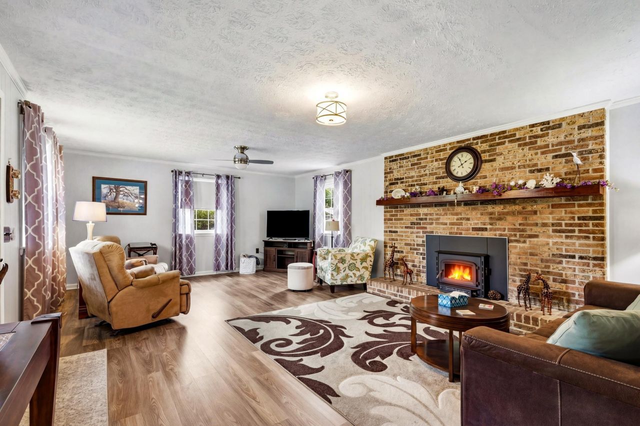 1215 Park Hill Dr. Photo 6