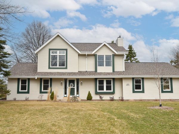 N105W16136 Brook Hollow Dr, Germantown, WI 53022
