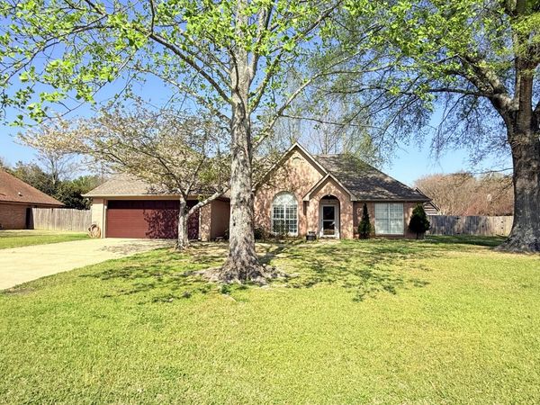 1690 Lakefield Dr., Tupelo, MS 38801