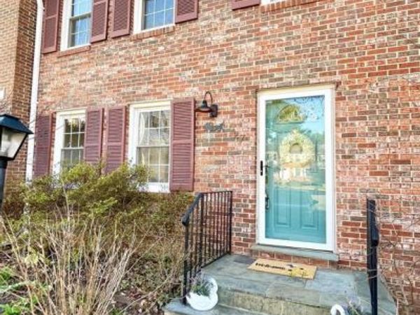 27 CHANTILLY COURT, ROCKVILLE, MD 20850