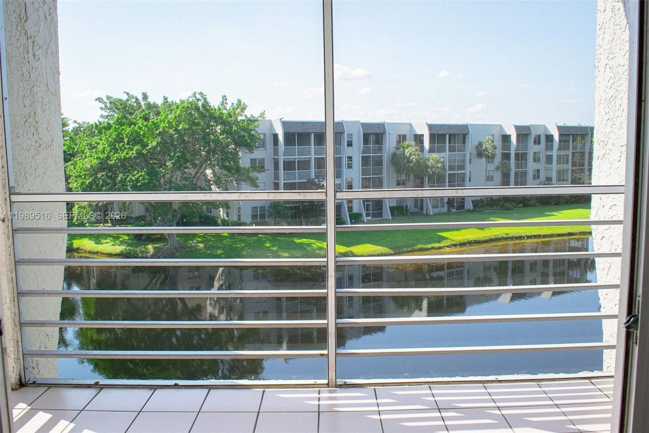 9230 Lagoon Pl, Unit 411, Davie, FL 33324 Photo