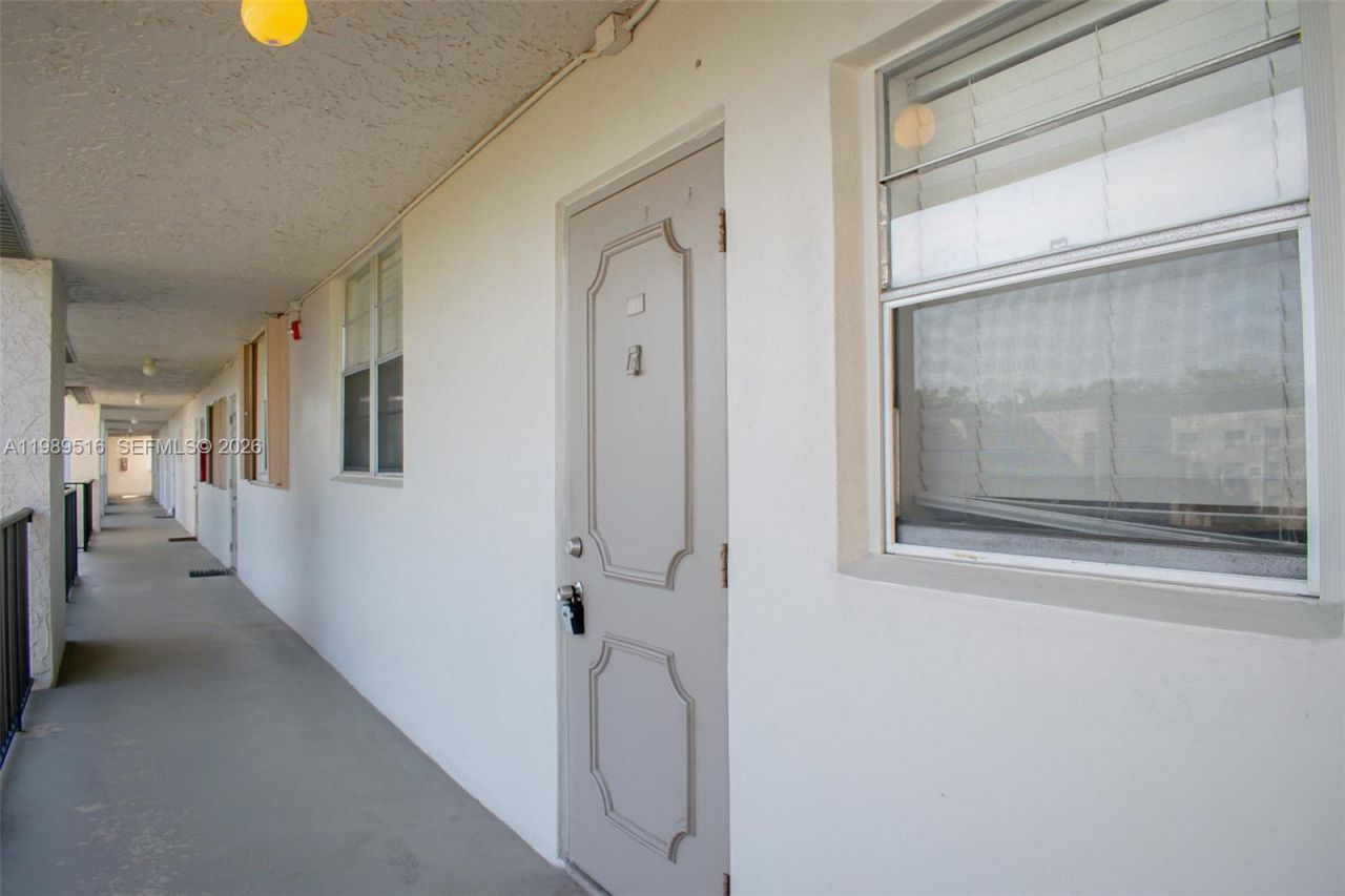 9230 Lagoon Pl, Unit 411, Davie, FL 33324 Photo