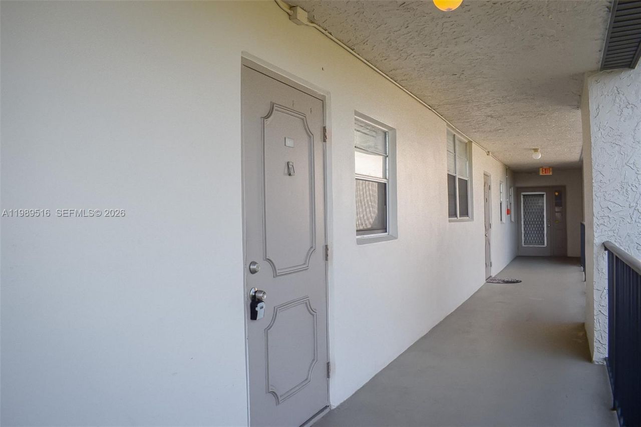 9230 Lagoon Pl, Unit 411, Davie, FL 33324 Photo